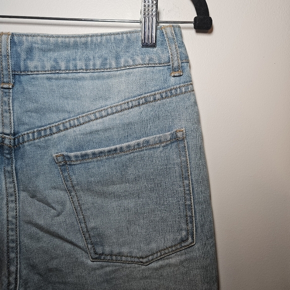 Embroidered Floral Light-Wash Forever 21 Jeans - Picture 5 of 11